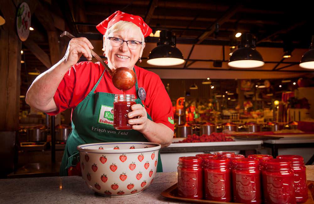 Karls Erdbeerhof - Marmelade abfüllen