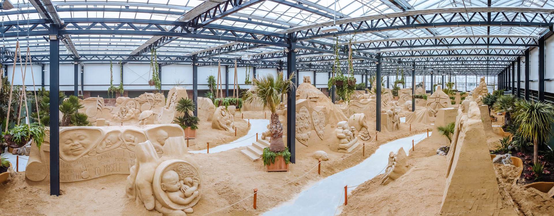 Sandskulpturen - Blick in die Ausstellungshalle