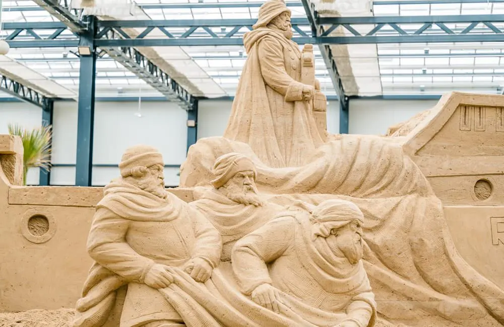 Fischerfiguren aus Sand in der Sandskulpturen-Ausstellung in Pora auf der Insel Rügen